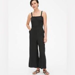 Gap apron style lightweight jumpsuit never worn. Tag fell off.